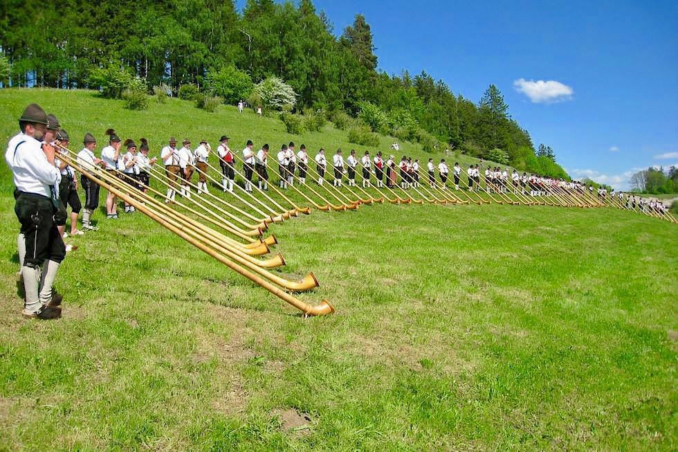 Traditionelles Alphorn-Blasen - Allgäuer Hörnerdörfer bei Oberstdorf - Bayern