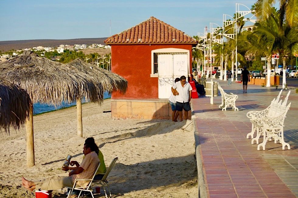 La Paz Baja California - Siesta im Schatten am Malecón, der Uferpromenade - Mexiko