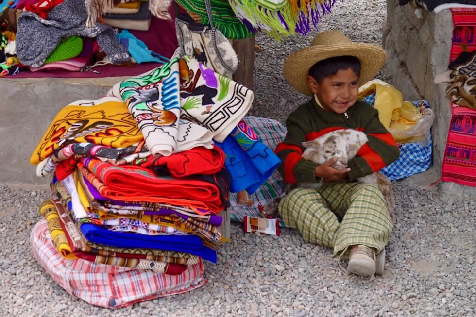 Auf dem Markt von Patahuasi - Kinder helfen mit - Chivay - Peru