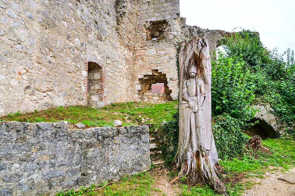 Burgruine Randeck - Innenhof mit Baumstatue der Raubritter - Altmühltal, Bayern