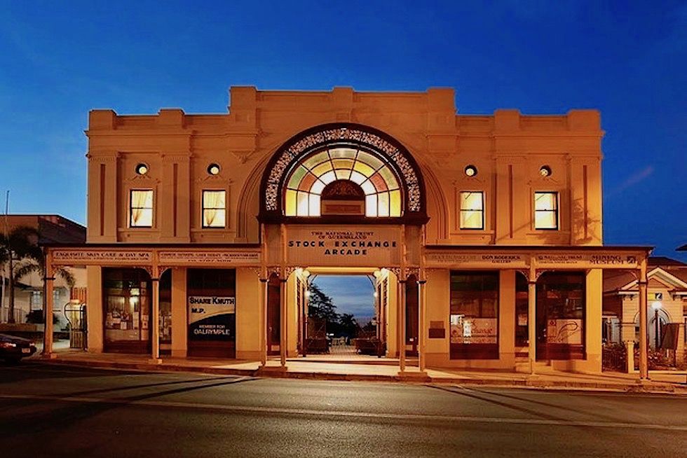 Charters Towers - Stock Exchange Arcade & Visitor Centre bei Nacht - Queensland