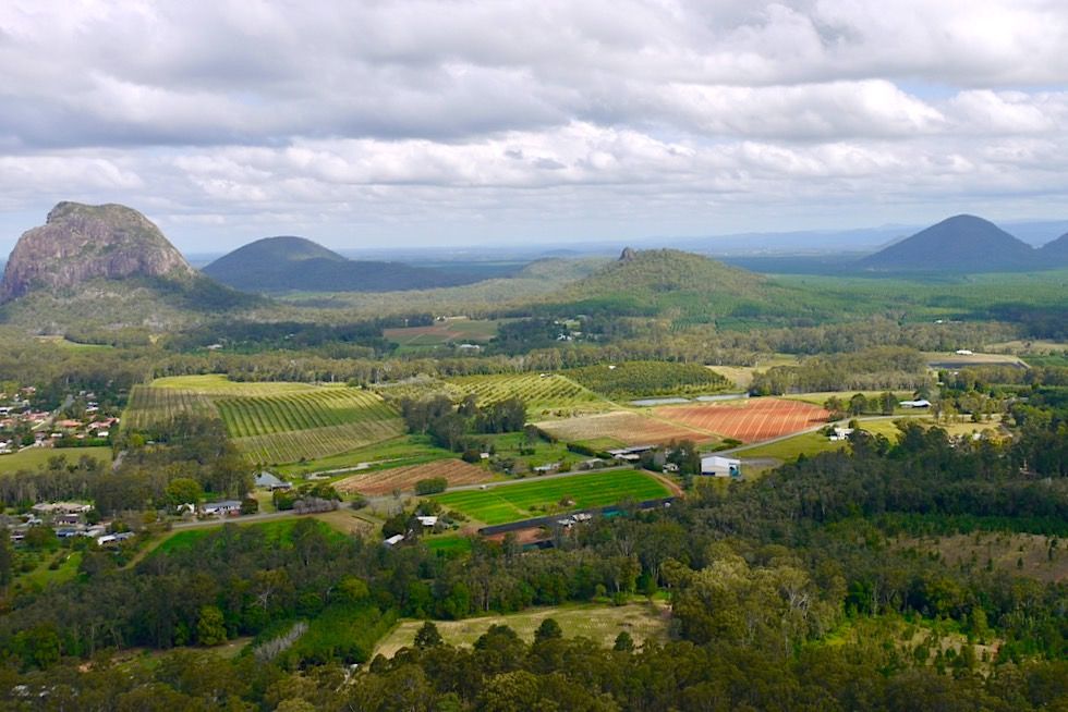 Glasshouse Mountains: Mt Ngungun - Gipfel-Ausblick auf Mt Tibberoowuccum & Mt Tibrogargan - Queensland