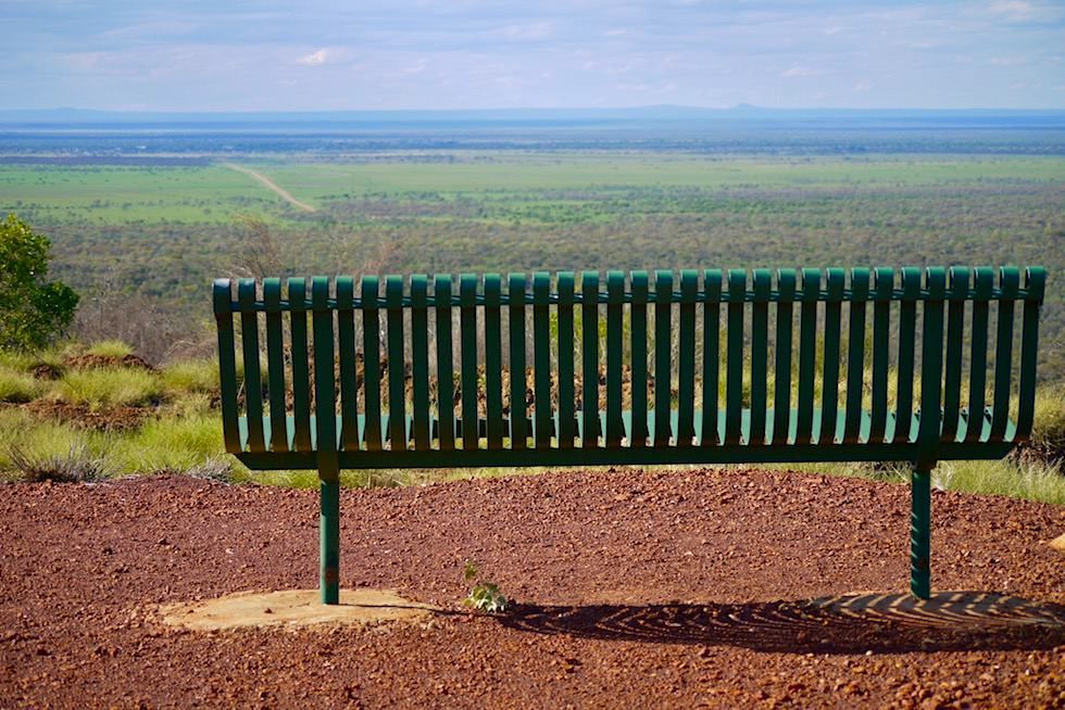 Mount Walker Lookout - Ausblick genießen auf einer Bank - Hughenden - Outback Queensland