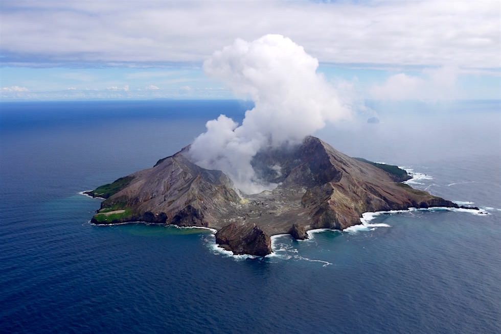 Der weiße Dampf der White Island ist schon von weitem zu sehen - Sensationeller Rundflug White Island - Neuseeland, Nordinsel