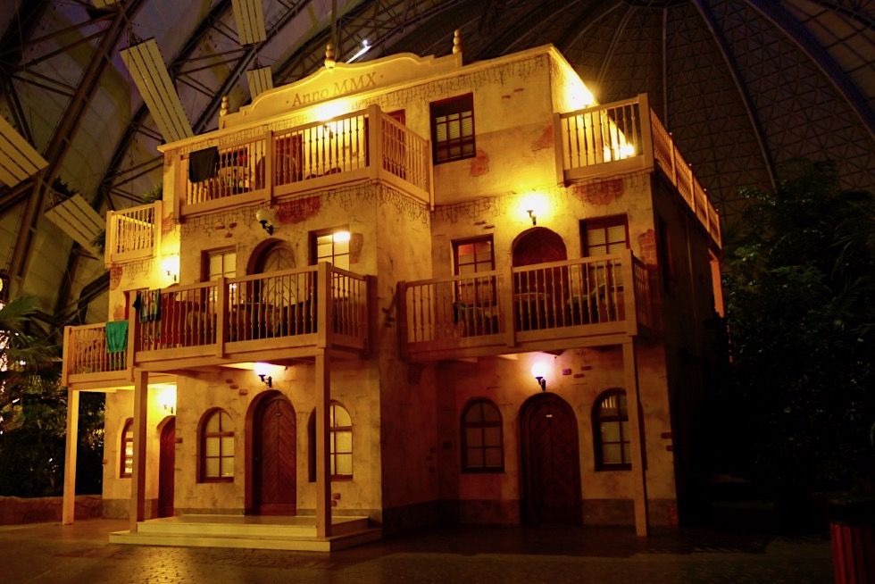 Tropical Islands - Übernachten in der Halle: Zimmer & Lodges hinter den Fassaden der Themenwelten - Brandenburg 