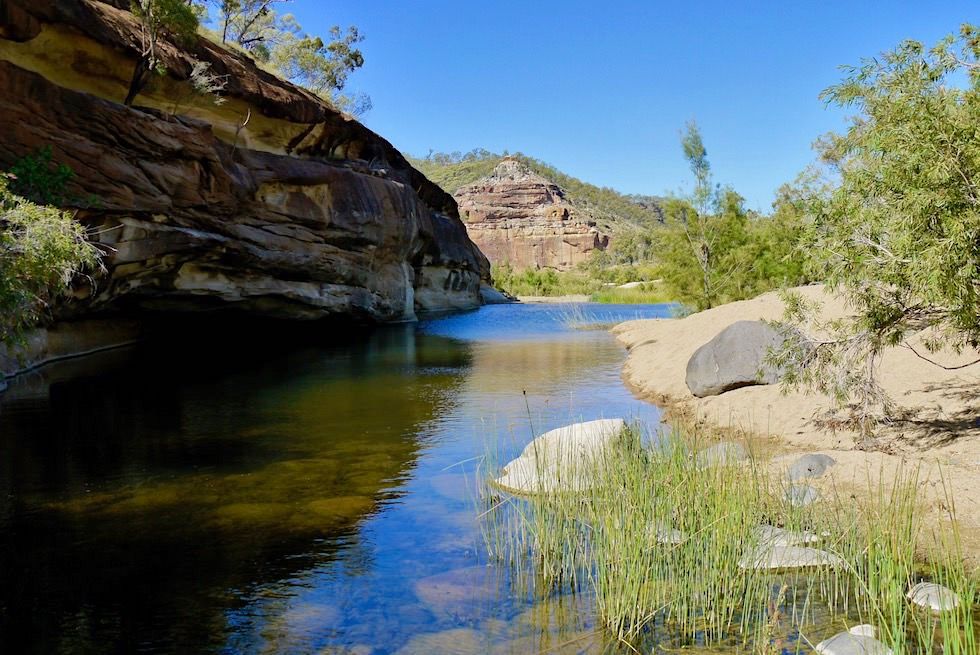 Bezaubernd schöner Ausblick auf Felsenklippen, Porcupine Creek & Pyramide - Outback Oase - Queensland