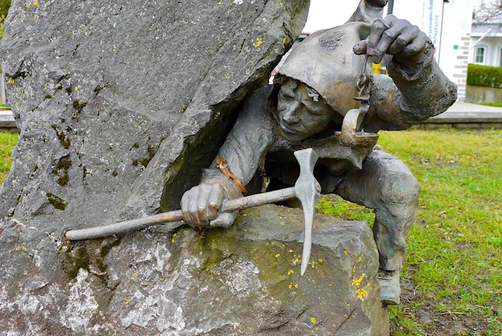 Burgberg - Skulptur am Fuße des Grünten - mittelalterliche Erzgewinnung im Allgäu - Bayern