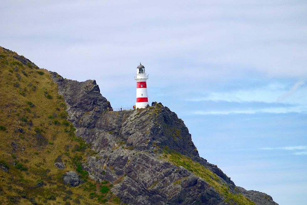 Der südlichste Punkt der Nordinsel: Cape Palliser Lighthouse erstrahlt von weitem - Neuseeland