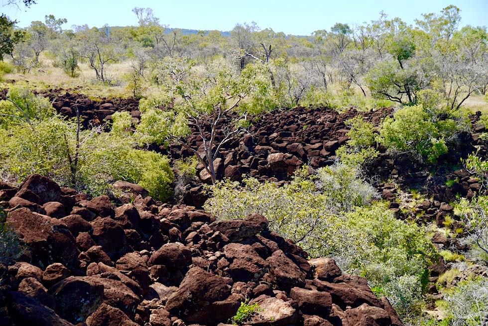Eagle Hawk Gorge - typischer rotbrauner Basaltboden im Porcupine Gorge National Park - Outback Queensland