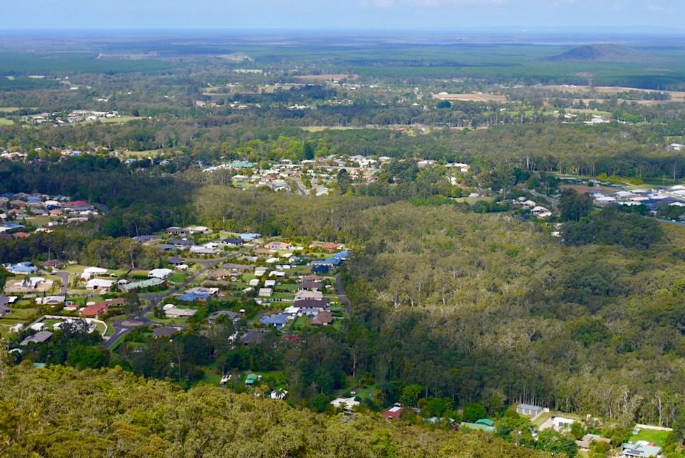 Mt Ngugun Gipfel - Ausblick auf den Ort Glass House Mountains & die Sunshine Coast - Queensland