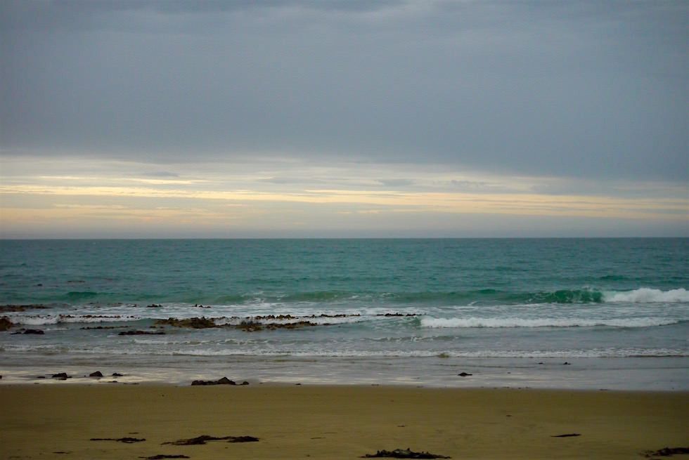 Sonnenuntergang am Strand auf dem Weg zum Nugget Point - Neuseeland Südinsel