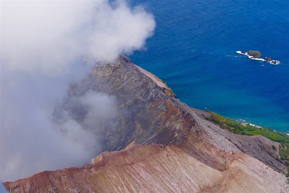 Vulkanrand und seine vom Festland schon sichtbare weiße Rauchwolke - White Island - Neuseeland Nordinsel
