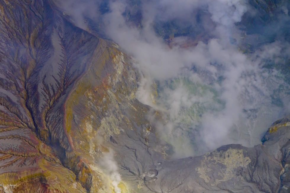 Faszinierend: Schwefeldampf und Schefel bedecken die Oberfläche der White Island - Neuseeland, Nordinsel