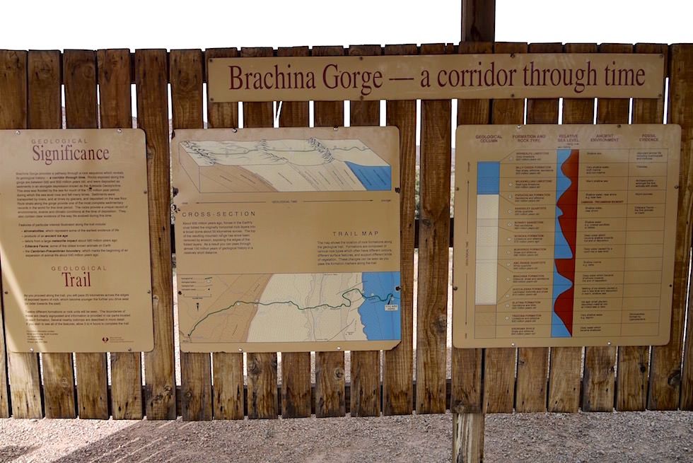 Brachina Lookout - Schautafeln erklären Enstehung der Ikara-Flinders Ranges - South Australia