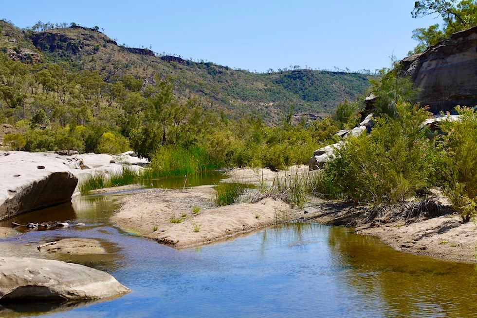 Porcupine Creek - Weißer 240 Mio Jahre alter Sandstein am Boden der Schlucht - Outback Queensland