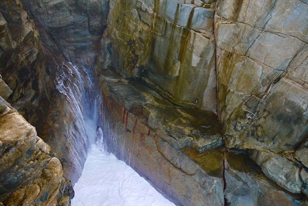 Blick in die Spalte: The Gap - Rainbow Coast Highlights - Torngirrup National Park bei Albany - Western Australia