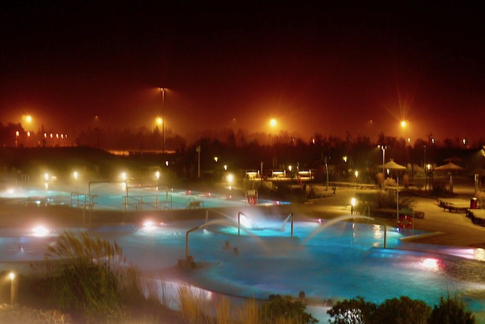 Tropical Islands - Schöne Außenbecken-Wasserlandschaft bei Nacht - Brandenburg