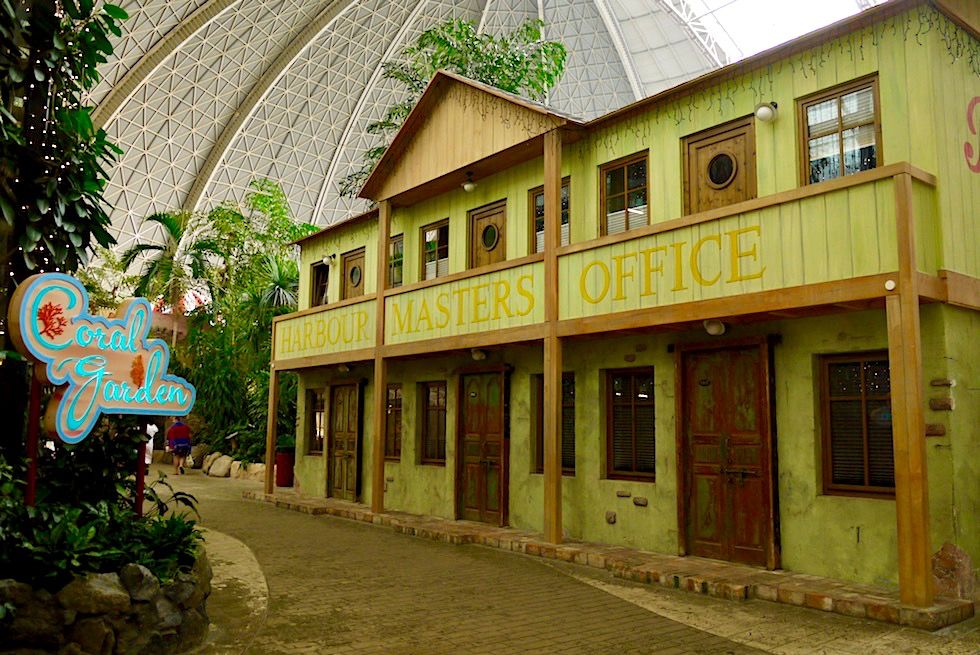Tropical Islands - Bunte Fassaden sollen Tropenwelt vorgaukeln - Brandenburg