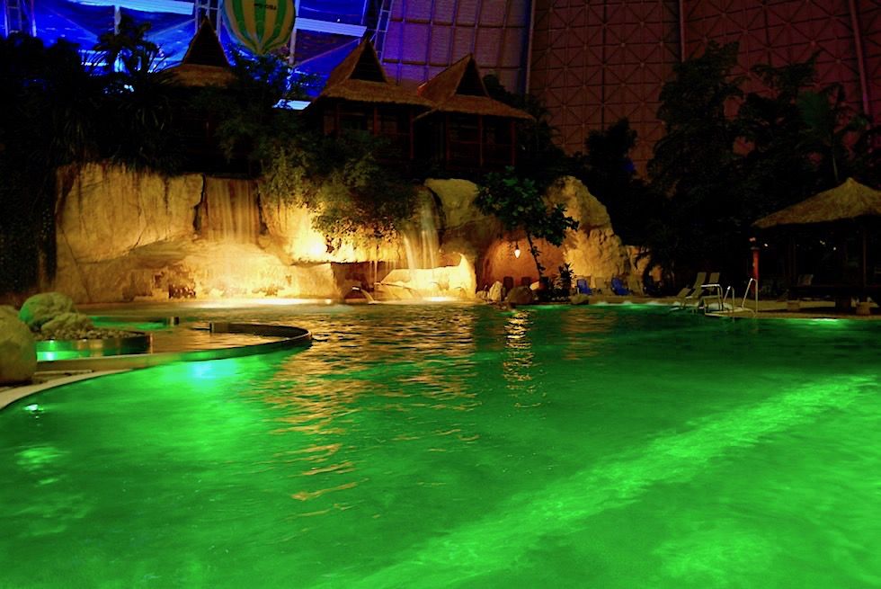 Tropical Islands bei Nacht: die wunderschön beleuchtete, smaragdgrüne Lagune - Brandenburg