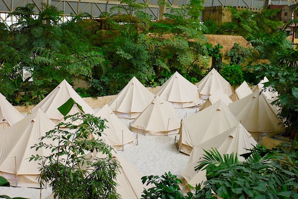 Tropical Islands - Zelten im Regenwald-Camp: eine der Übernachtungsmöglichkeiten in der Halle - Brandenburg