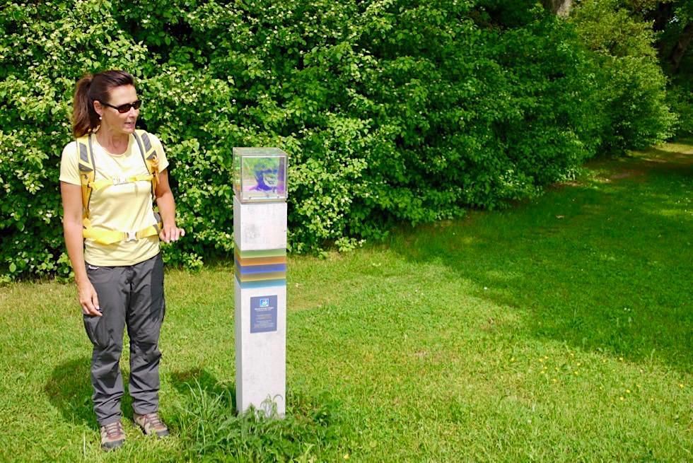 Wiesengänger Etappe 02 - Eingangsstele begrüßt die Wanderer - Wandertrilogie Allgäu - Bayern