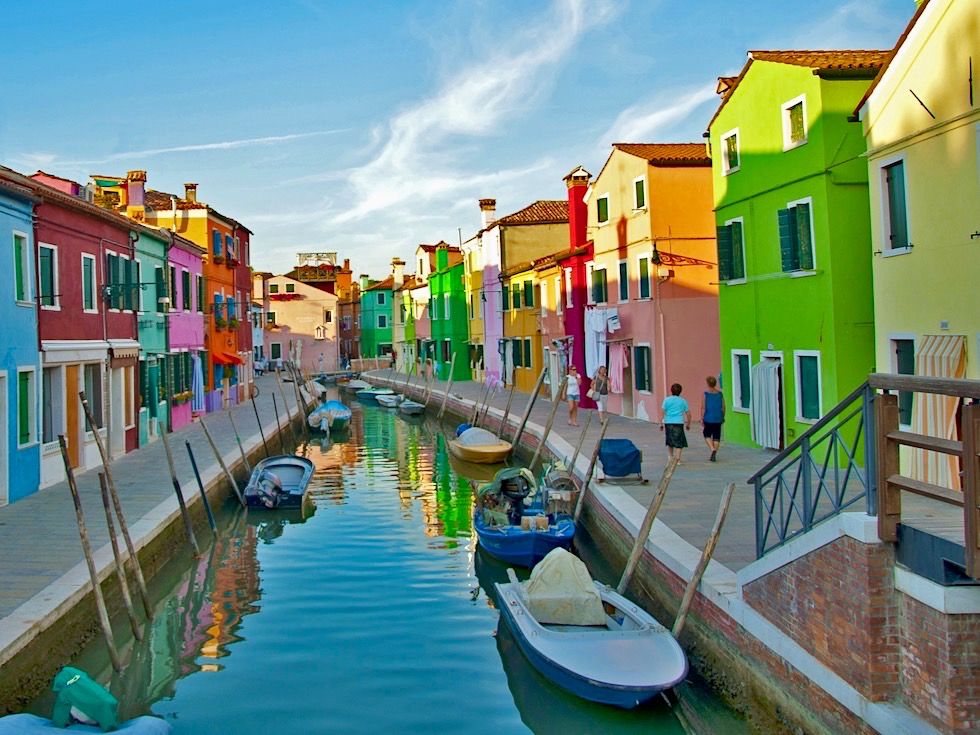Insel Burano im Abendlicht - Bunte bonbonfarbene Fischerhäuser - Lagune von Venedig - Italien