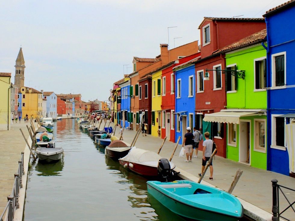 Farbenfrohes Burano - Ortszentrum & schiefer Campanile - Lagune von Venedig - Italien