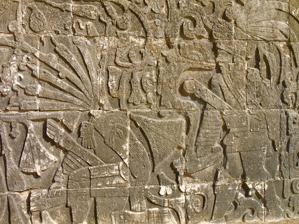 Chichen Itza - Die Mauern am Ballspielplatz sind voller Enthauptungs- und Opferszenen der Ballspieler - Yucatan - Mexiko