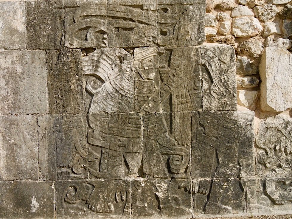 Chichen Itza - Mauern am Ballspielplatz mit Ballspiel Szenen - Yucatan - Mexiko