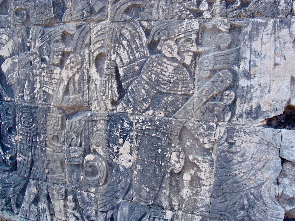 Chichen Itza - Faszinierende Wandreliefs: Armee von Kriegern & Vogelmenschen - Yucatan - Mexiko