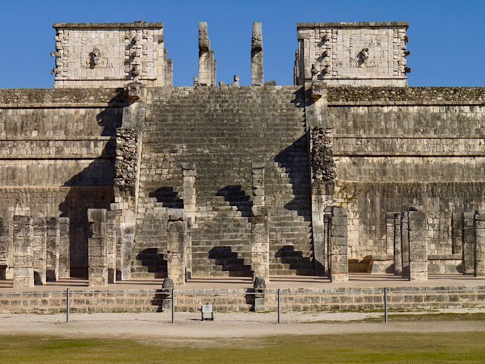 Chichen Itza - Imposante Pyramide mit Kriegertempel und der Chac Mool Figur - Yucatan - Mexiko