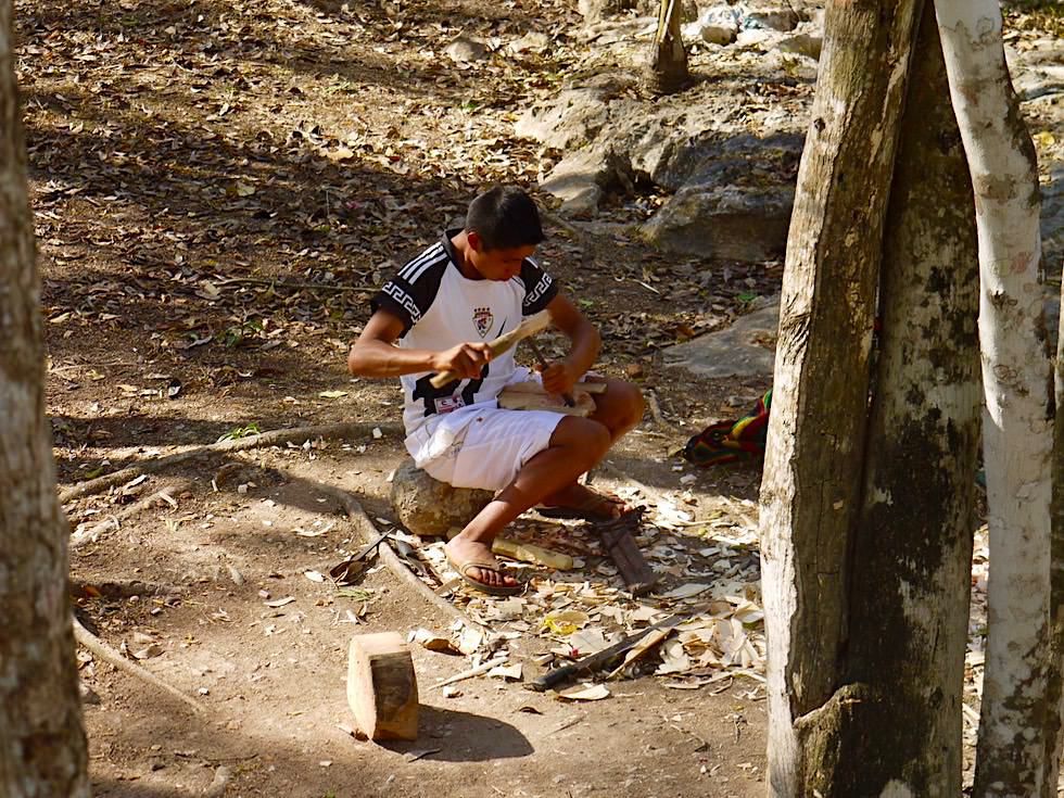 Chichen Itza - Kunsthandwerk: Künstler beim Schnitzen von Skulpturen - Yucatan - Mexiko