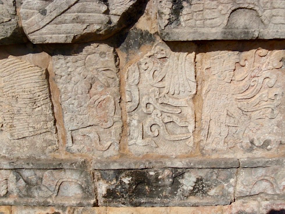 Chichen Itza - Tzompantli: Außenwand mit Kriegern & übergroßen Adlern, die Menschenherzen fressen - Yucatan - Mexiko