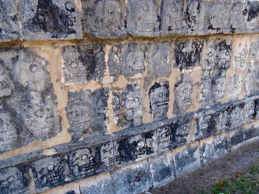 Chichen Itza - Tzompantli: Außenwände mit Totenschädeln - Yucatan - Mexiko