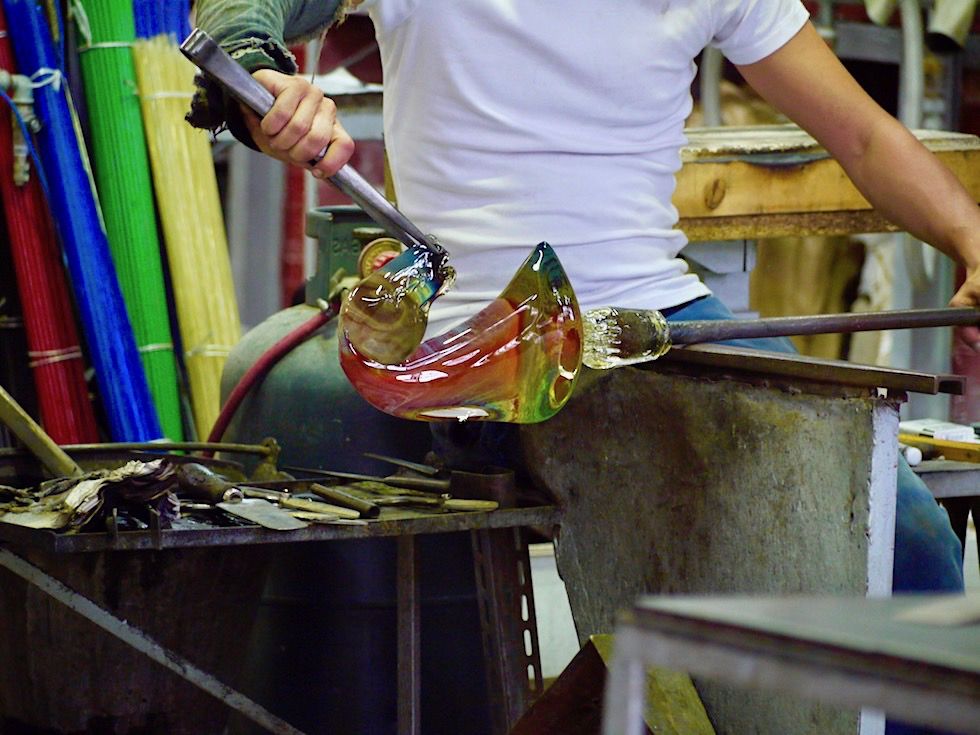 Murano Glasbläser Insel - Glasbläser formen Kunstobjekte vor den Augen der Zuschauer - Lagune von Venedig - Italien