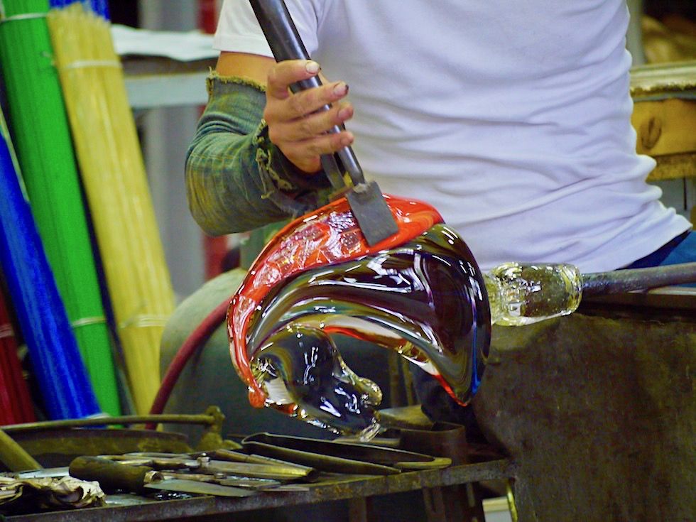 Glasbläser Insel Murano: Glasbläser formen Kunstobjekte - Eines der bestgehüteten Geheimnisse - Lagune von Venedig - Italien