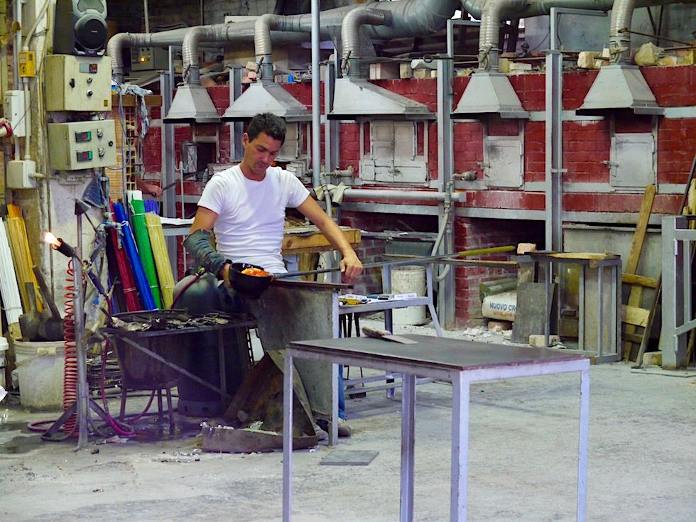 Murano- Glasbläsereien & Handwerk: oft stehen die Tore offen und erlauben ein Zusehen von der Straße - Lagune von Venedig - Italien