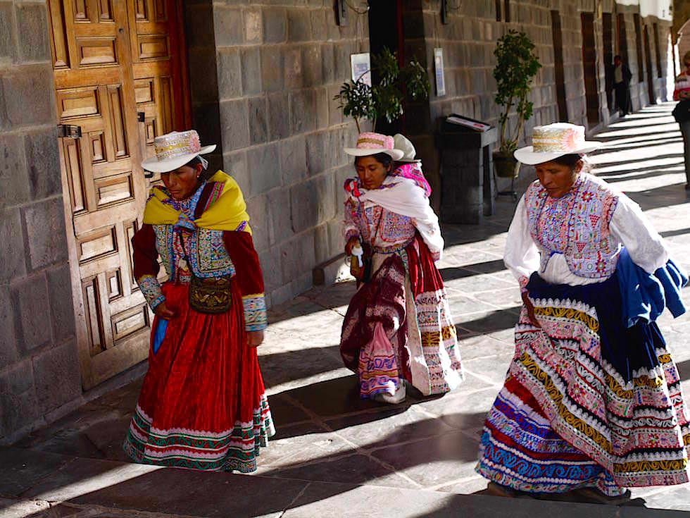 Perus Trachten Fotos - Plaza de Armas Cusco Peru