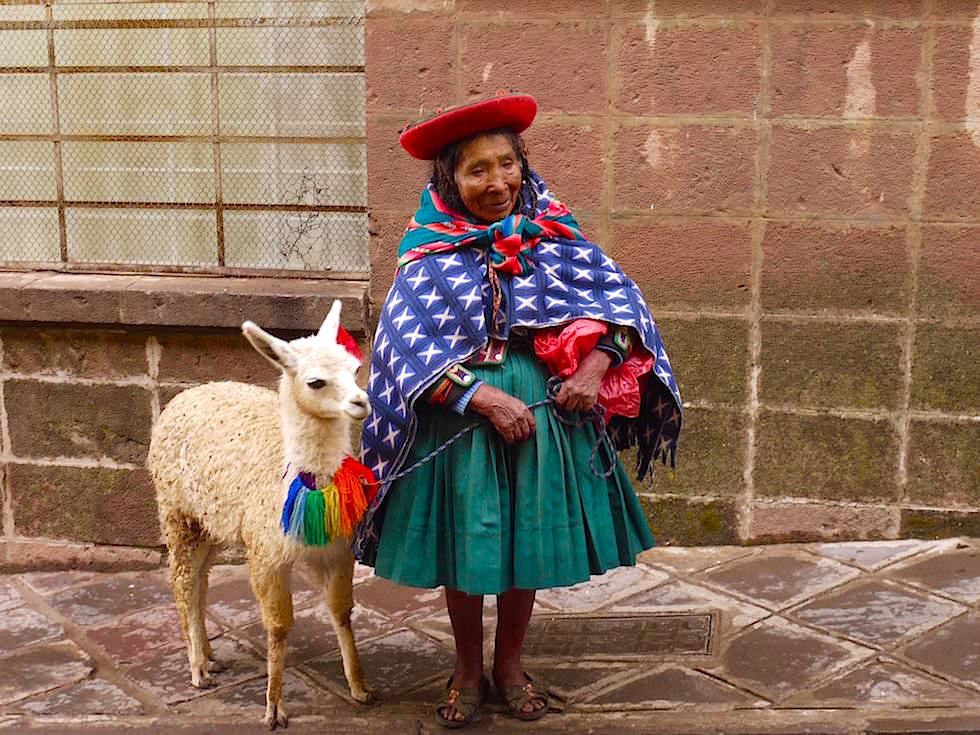 Peruanerin mit Lama in den Straßen von Cusco - Peru