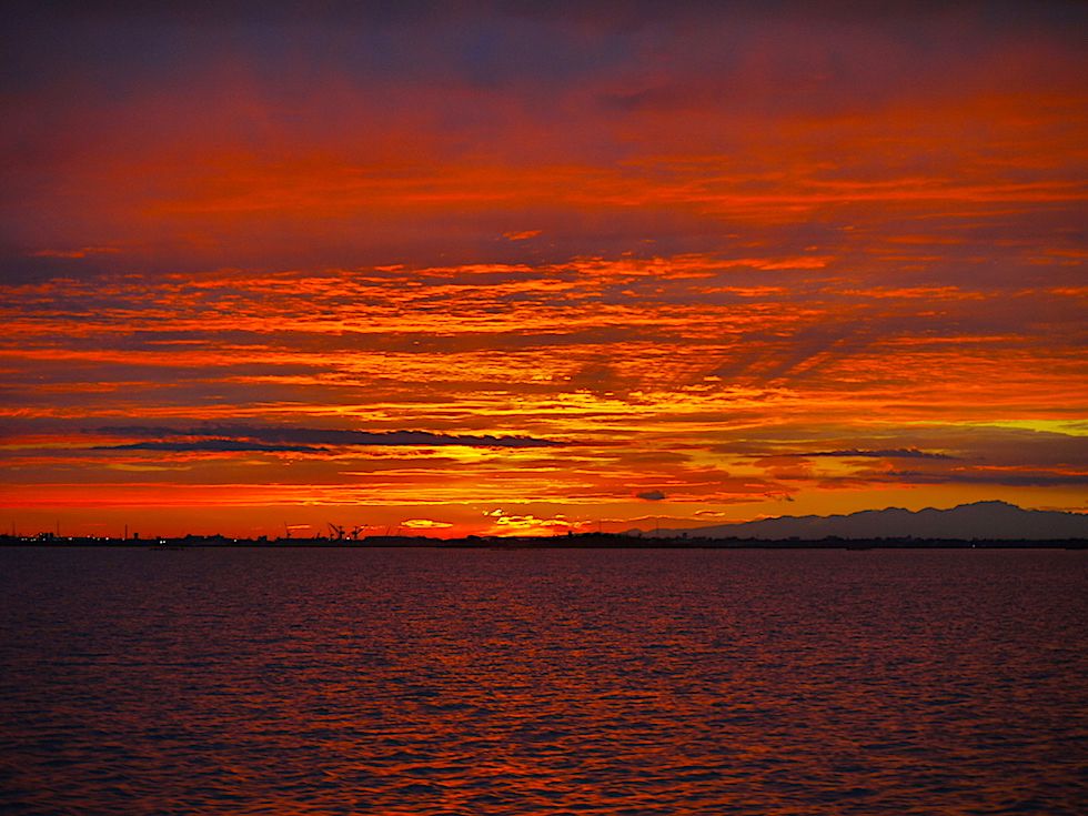 Feuriger Sonnenuntergang in der Lagune von Venedig - Italien
